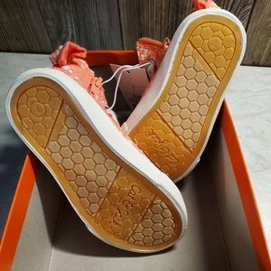 NWT Little girls hightop gymshoes! Coral lace with bows & polka-dot shoe strings